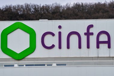 Pamplona, İspanya 22 Mart, Bina cephesinde çok uluslu eczacılık CINFA posteri