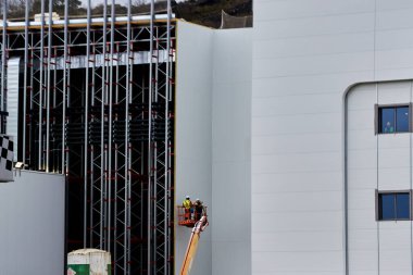 Pamplona, İspanya 22 Mart 'ta, iki kişi bir vince bindi ve tehlikeli işler yaptı.