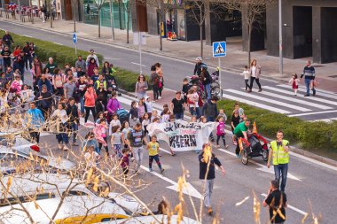 Pamplona, Navarra İspanya 26 Mart 2022, Korrica 22 olarak adlandırılan halk yürüyüşü Bask dilinin kullanımını haklı çıkarmak için