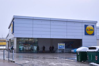 Pamplona, Navarra İspanya Nisan 01, 2022 İlkbahar başlarında sürpriz kar yağışıweather forecast