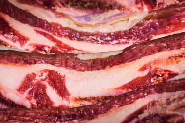 Izgarada ızgara için biftek eti hazır.