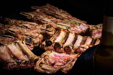 Sulu sığır kaburgası ve domuz kaburgası ızgaranın üstünde yavaşça pişiriliyor.