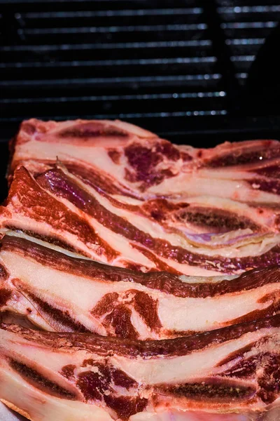 Rinderrippenfleisch zum Grillen auf dem Grill — Stockfoto