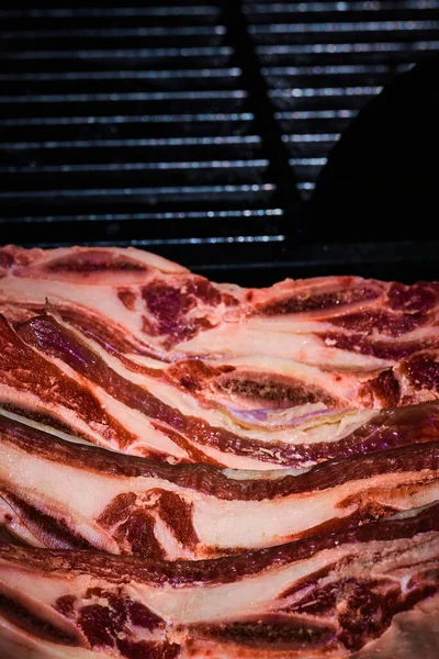 Rinderrippenfleisch zum Grillen auf dem Grill — Stockfoto