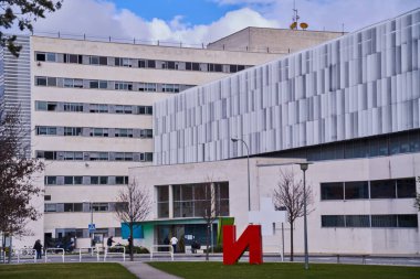 Pamplona, Navarra İspanya 5 Mart 2022: Navarra Hastanesinin girişi - Virgen del Camino Hastanesi