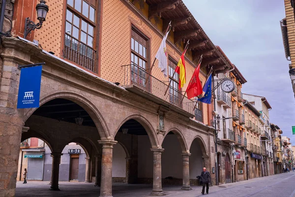 Sanguesa, Navarra İspanya 6. 2022, Sanguesa Belediye Binası manzaralı cadde — Stok fotoğraf