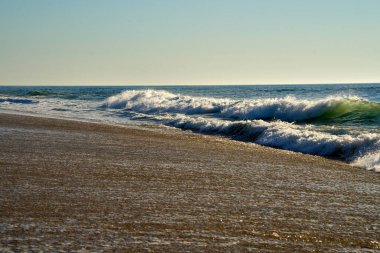 Porto şehrinin yakınlarındaki Matosinhos sahilinde dalga kırılıyor.