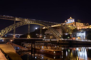 Porto, Portekiz 3 Eylül 2020, Douro Nehri üzerindeki Don Luis Köprüsü 'nün gece manzarası.