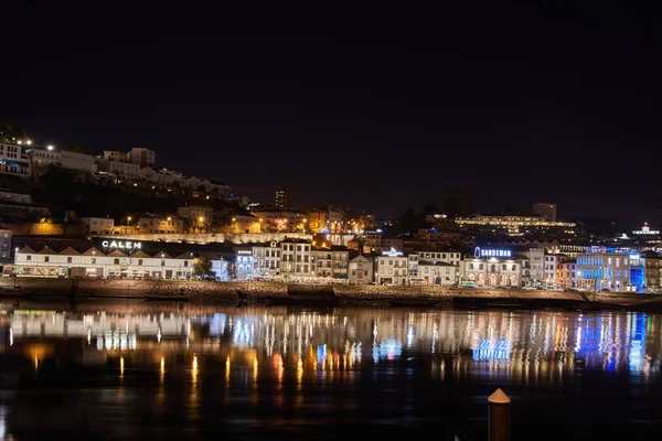 Porto, Portekiz 3 Eylül 2020, Douro Nehri üzerindeki Don Luis I Köprüsü ile şehrin gece manzarası