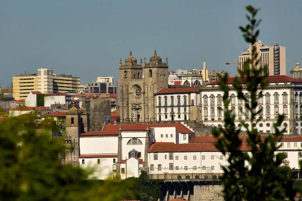 Porto, Portekiz 3 Eylül 2020, Roma tarzı katedralin dış görünüşü şehrin eski kısımlarında gotik detaylarla