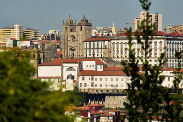 Порту, Португалия 3 сентября 2020 года, вид на фасад собора в романском стиле с готическими деталями в старой части города — стоковое фото