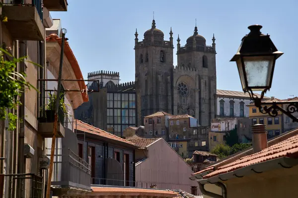 Porto, Portekiz 4 Eylül 2020, Roma tarzı katedralin ön cephesi ve şehrin eski kısımlarında gotik detaylar. — Stok fotoğraf