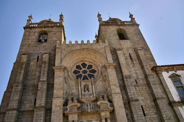 Porto, Portekiz 4 Eylül 2020, Roma tarzı katedralin ön cephesi ve şehrin eski kısımlarında gotik detaylar. — Stok fotoğraf
