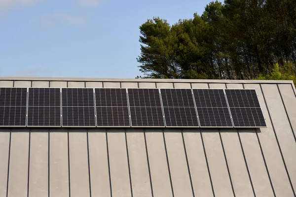 在生态建筑房顶上安装的最新太阳能电池板 — 图库照片