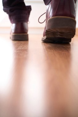 Ayakkabının arkasından bir adım uzaklaşıp kopyalama alanına bak. Yüksek kalite fotoğraf