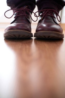 Düğümü iyi atılmış şık bir çift ayakkabının ön görüntüsü. Yüksek kalite fotoğraf