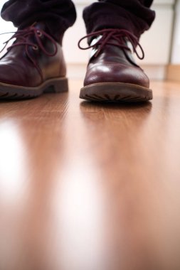 Düğümü iyi atılmış şık bir çift ayakkabının ön görüntüsü. Yüksek kalite fotoğraf