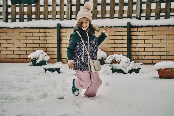 Маленька Дівчинка Сніжному Одязі Грає Снігом Після Сильного Снігопаду Високоякісна — стокове фото