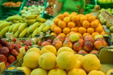 Meyveler pazarda satılmaya hazır. Yüksek kalite fotoğraf