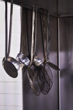 Büyük çatal bıçak takımı ve profesyonel mutfak aletleri. Yüksek kalite fotoğraf