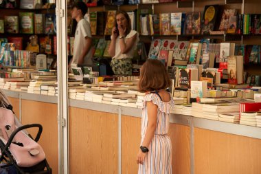 Pamplona, İspanya 4 Haziran 2022, Plaza del Castillo 'nun kitap fuarındaki manzarası. Yüksek kalite fotoğraf