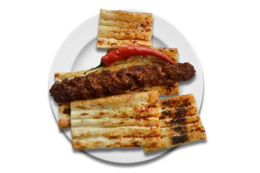 Lezzetli Adana Kebabı Beyazda izole edilmiş