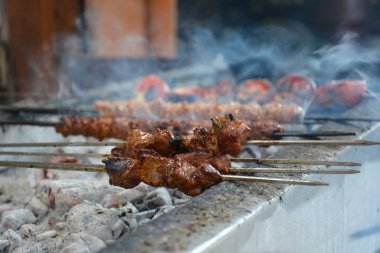 Barbeküde çok lezzetli şiş kebap. Kaliteli Fotoğraf