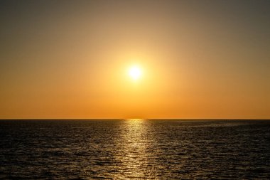Güzel gün batımı yatay denize doğru