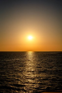 Dik denizde güzel bir gün batımı