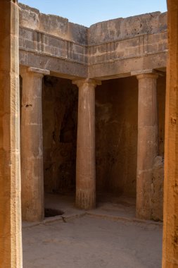 Kıbrıs Rum Kesimi 'nin Paphos kentindeki Kralların Mezarları içindeki Sütunlar