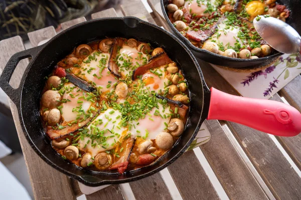 Kıbrıs tavası pişmiş yumurta, pastırmalı mantar ve yumurtalı Kıbrıs yemeği