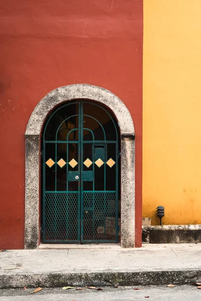 Uma Porta México Com Parede Vermelha Verde Fotografia Rua Colorida — Fotografia de Stock