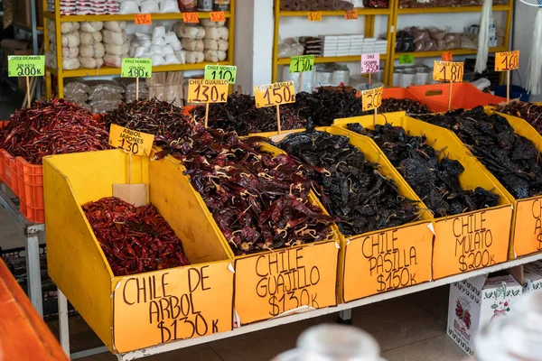 Wyświetlanie Różnych Meksykańskich Suszonych Chilli Wystawie Sklepie Chile Arbol Chile — Zdjęcie stockowe