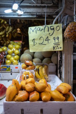 Meksika 'da bir markette yerel para birimiyle taze mango sergileniyor.