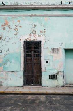 Tahta kapılı yeşil duvar, sokak fotoğrafçılığı, Meksika, insan yok.