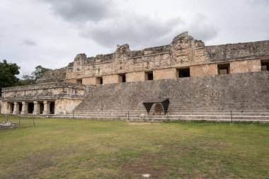Yucatan, Meksika 'daki Uxmal tapınak kompleksi, gri gökyüzü, insan yok.