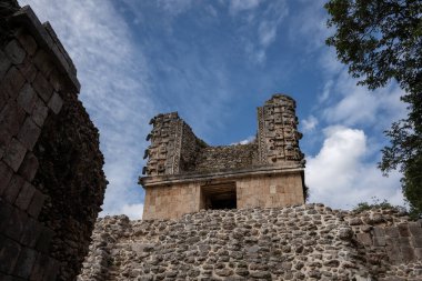 Yucatan, Meksika 'daki Uxmal tapınak kompleksi, mavi gökyüzü, insan yok.