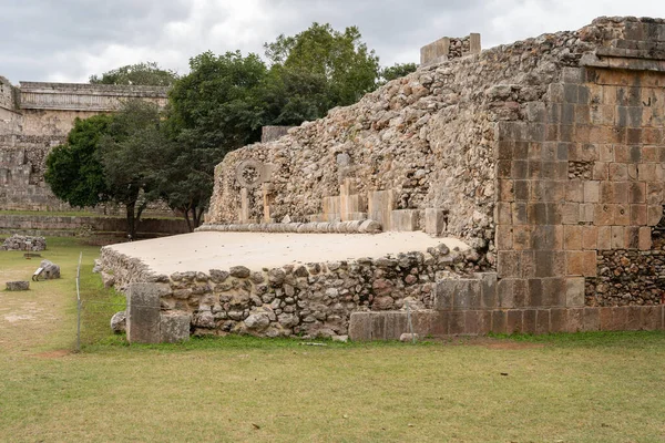 Antik Uxmal şehrinde halka Maya top oyunu, yatay