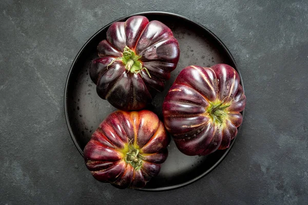 Three Coeur Boeuf Tomatoes Translation Beefsteak Tomatoes Black Plate Background — Fotografia de Stock
