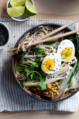 Çizgili peçeteyle haşlanmış yumurtalı taze Japon ramen çorbası.
