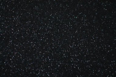 Siyah arkaplanda uçan toz parçacıkları