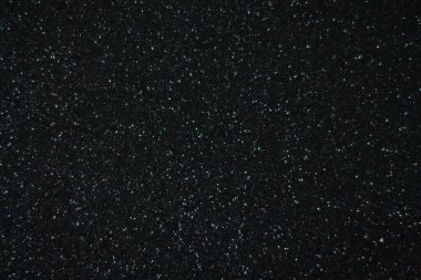 Siyah arkaplanda uçan toz parçacıkları