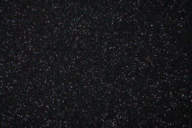 Siyah arkaplanda uçan toz parçacıkları