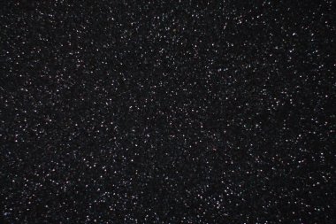 Siyah arkaplanda uçan toz parçacıkları