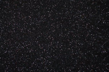 Siyah arkaplanda uçan toz parçacıkları