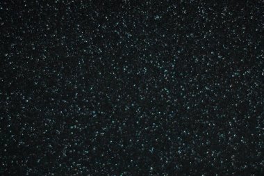 Siyah arkaplanda uçan toz parçacıkları