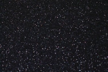 Siyah arkaplanda uçan toz parçacıkları