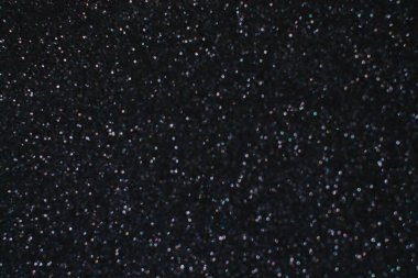 Siyah arkaplanda uçan toz parçacıkları