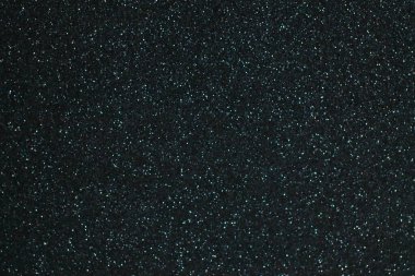 Siyah arkaplanda uçan toz parçacıkları