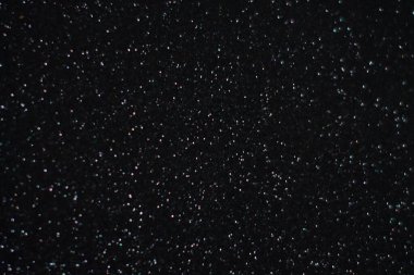 Siyah arkaplanda uçan toz parçacıkları